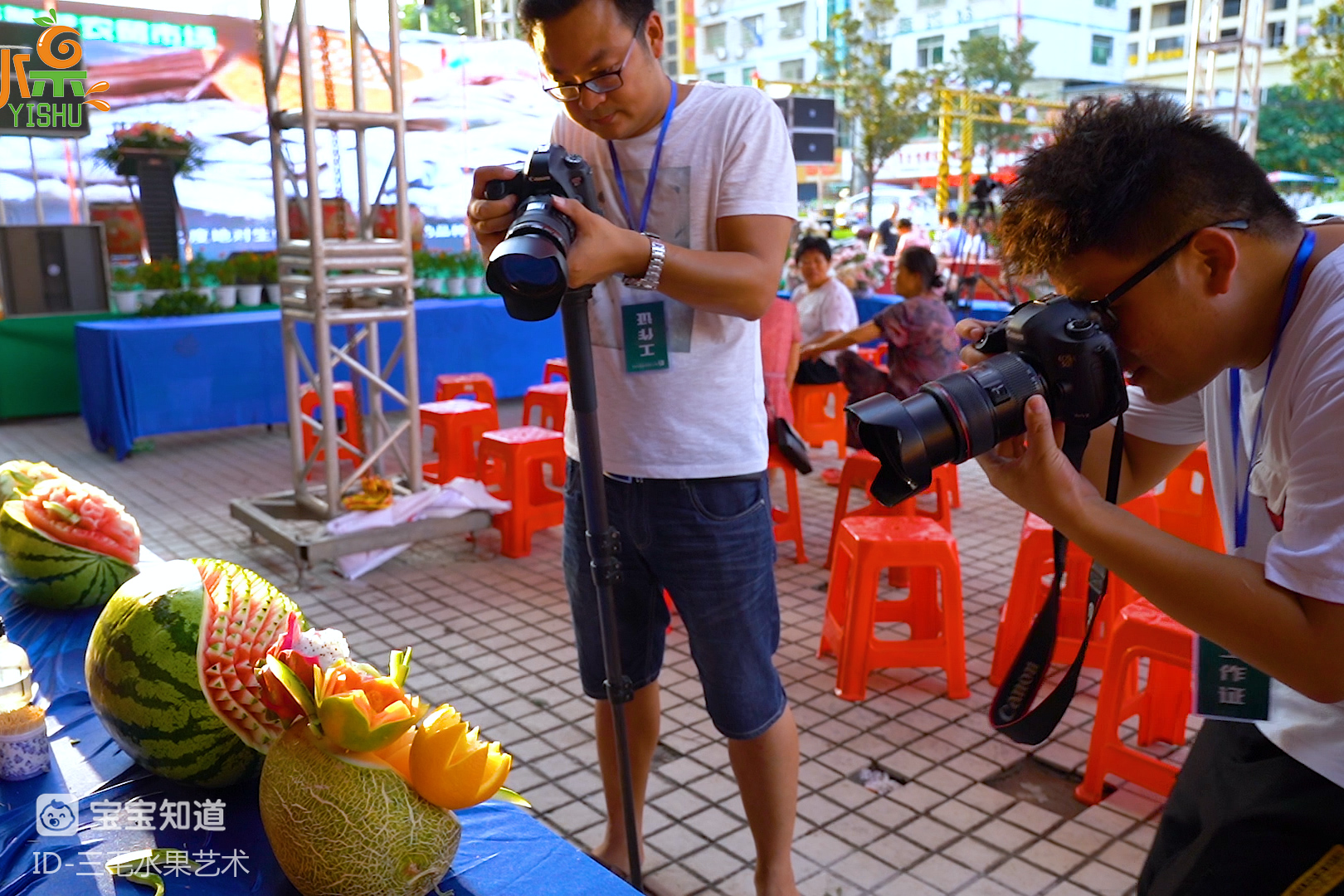 排面!新化小伙在活动现场雕刻水果,实力引来摄影师围拍!