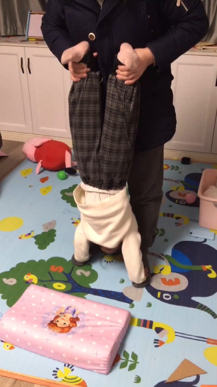 [坑娃神爹]看看格宝宝在爸爸手里的样子,太坑了有木有?