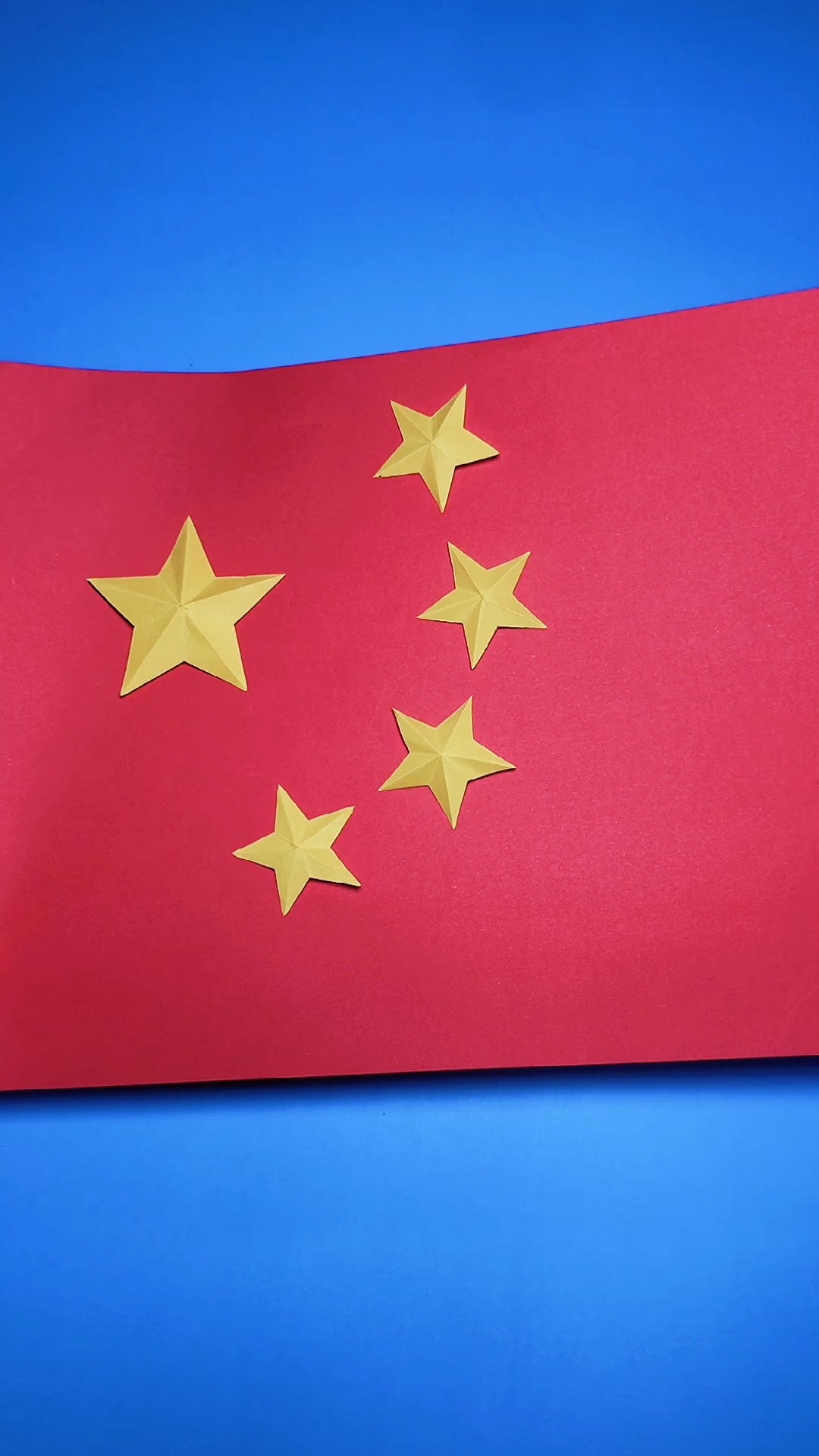 精 用正方形彩纸快速剪出立体的五角星,带着孩子做面国旗吧