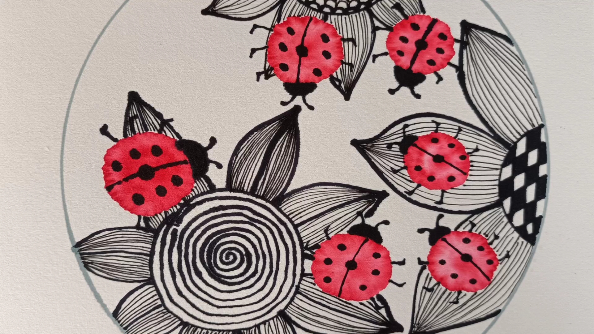 创意儿童画:花朵上的七星瓢虫