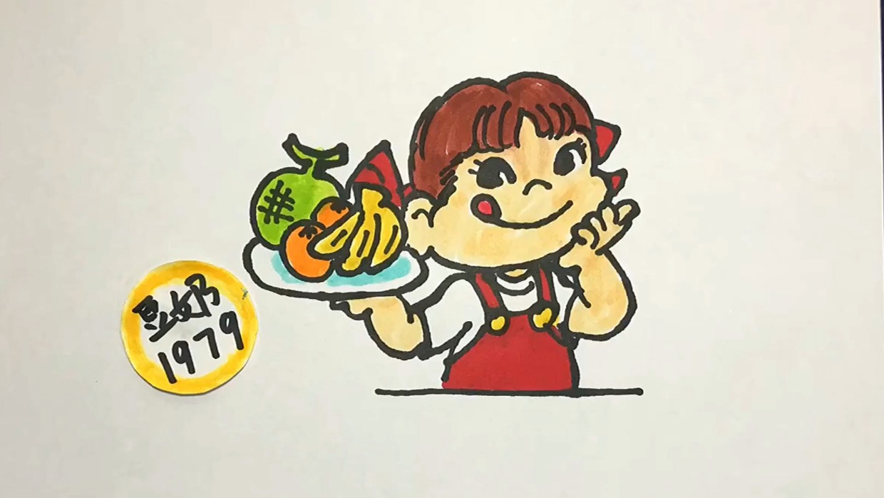 小胖妞举着一大盘好吃的水果