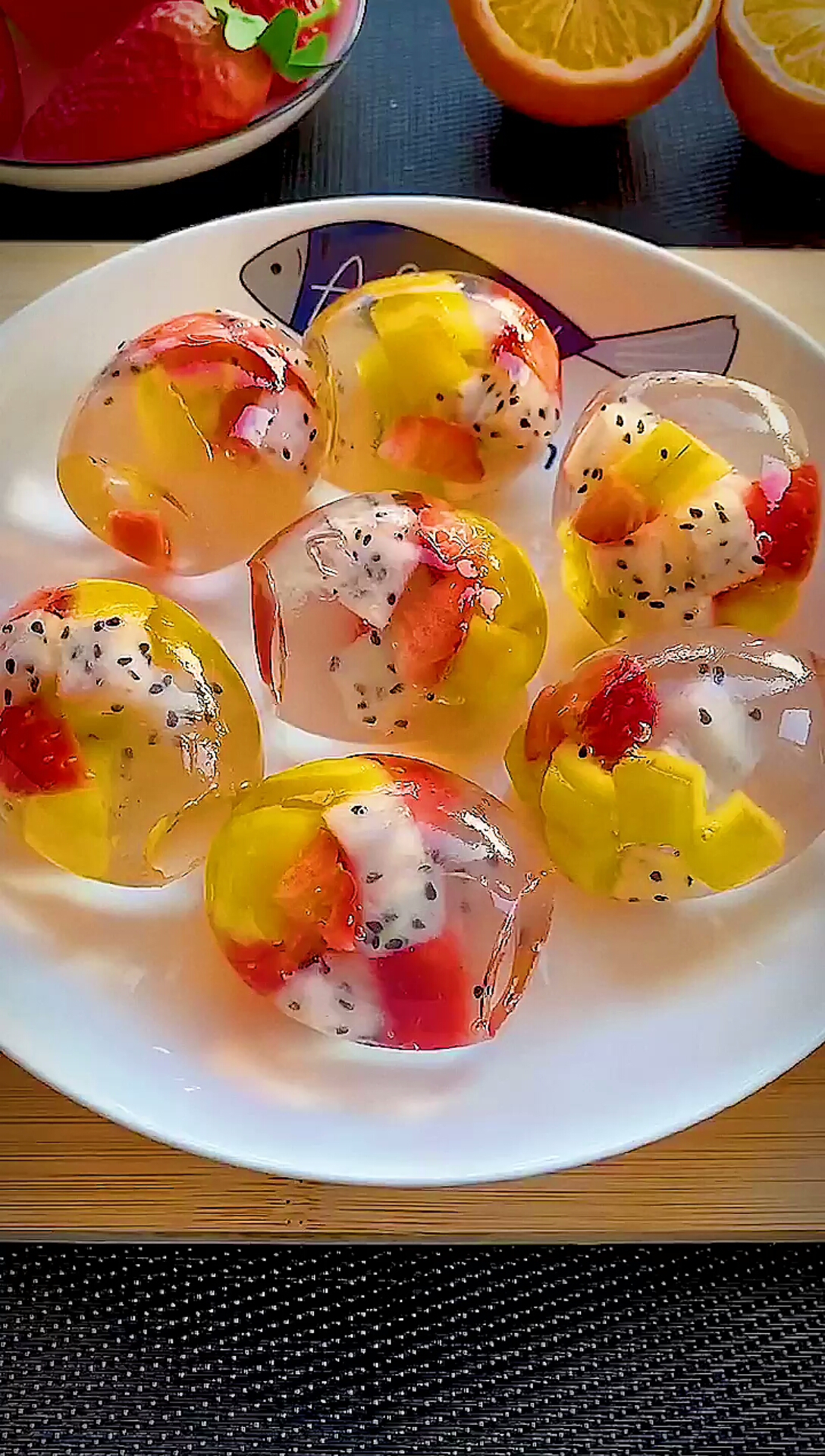 哈哈,用公下的鸡蛋壳,给孩子做果冻,宝宝觉得很神奇哦