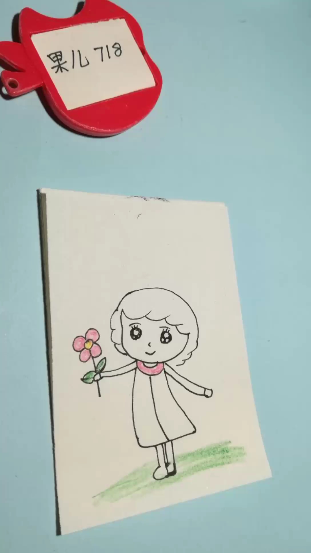 小女孩手拿花朵简笔画图片