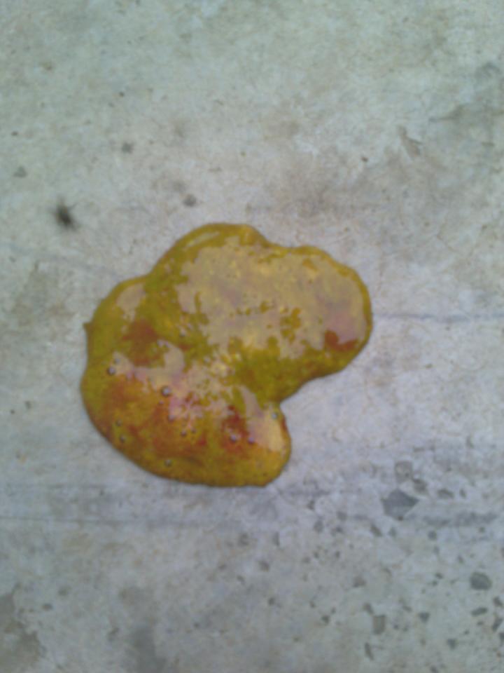 六月宝宝拉屎带血第三天了 血色暗红 医生用手指插进去出来也是暗色血