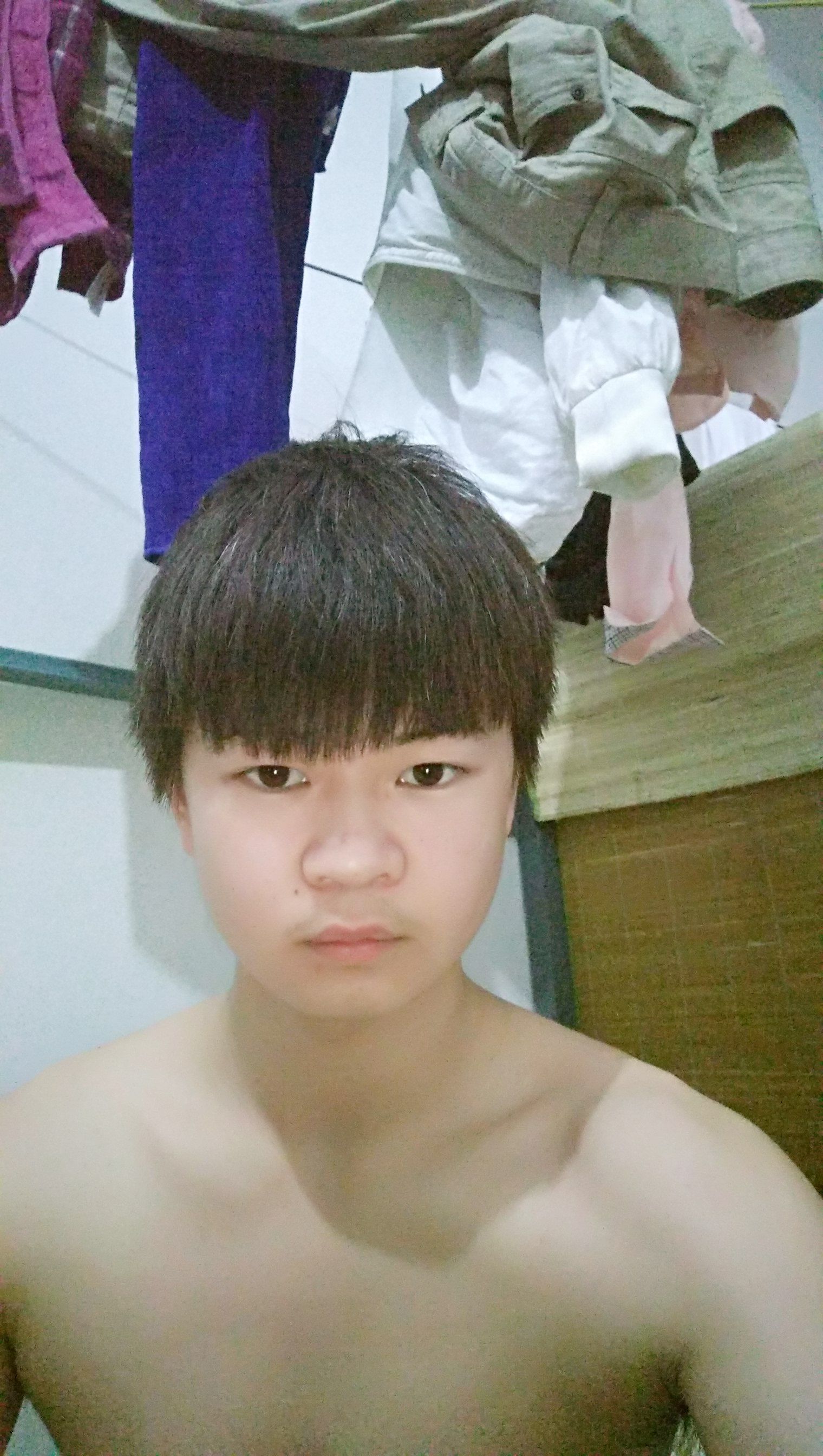 脸有点方,有点婴儿肥,下面是我的照片 求一直不知道什么发型适合我