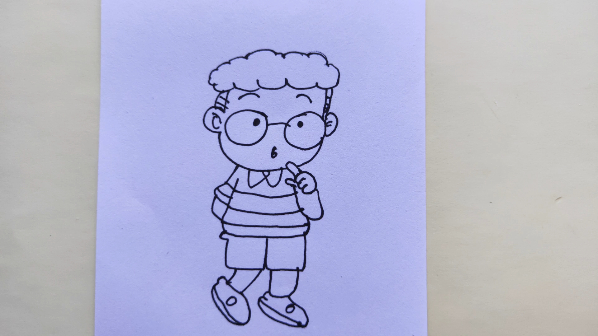 幼儿绘画画一个有点疑惑的男孩