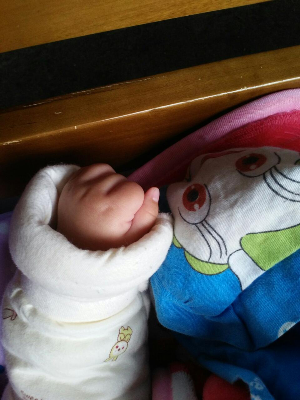 婴儿握拳表情包图片