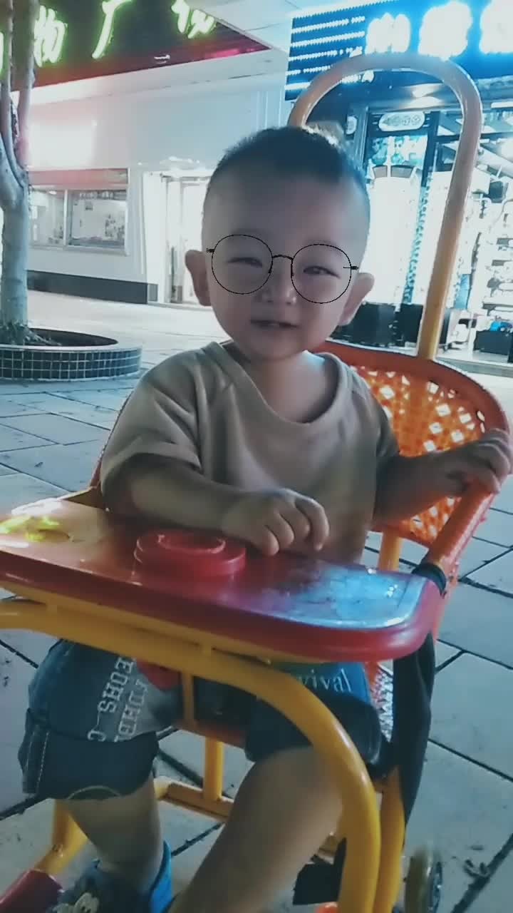 请专业医生帮忙看看,宝宝35天,双手断掌,产检无创低风险,是唐氏儿吗?