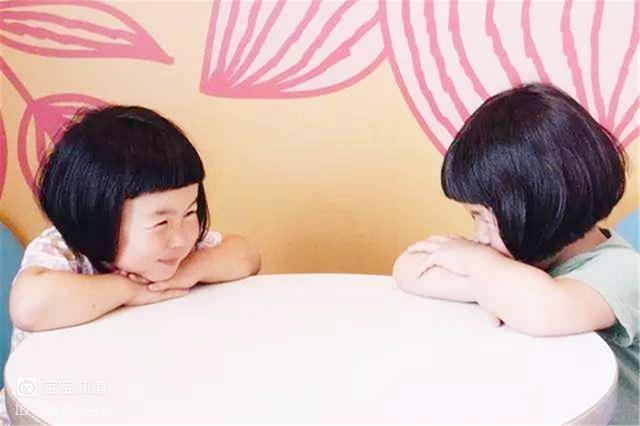 皮肤一个黑一个白奥利奥双胞胎姐妹已经长大近照惊艳