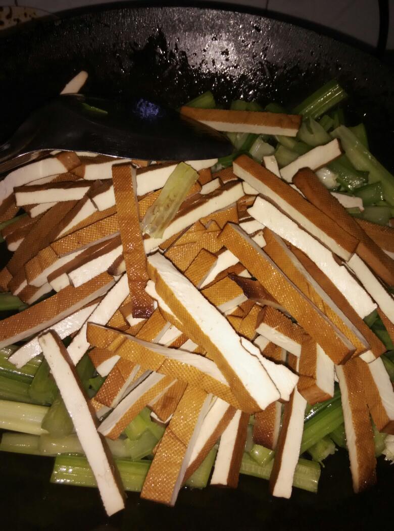 7楼 最后把豆干放进去翻炒均匀,加一点味极鲜酱油和适量盐,翻炒均匀出