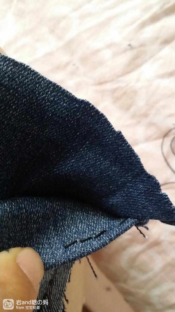 把所有的边都走一圈线,用倒针走,外边针脚好看缝完后翻过来的样子现在