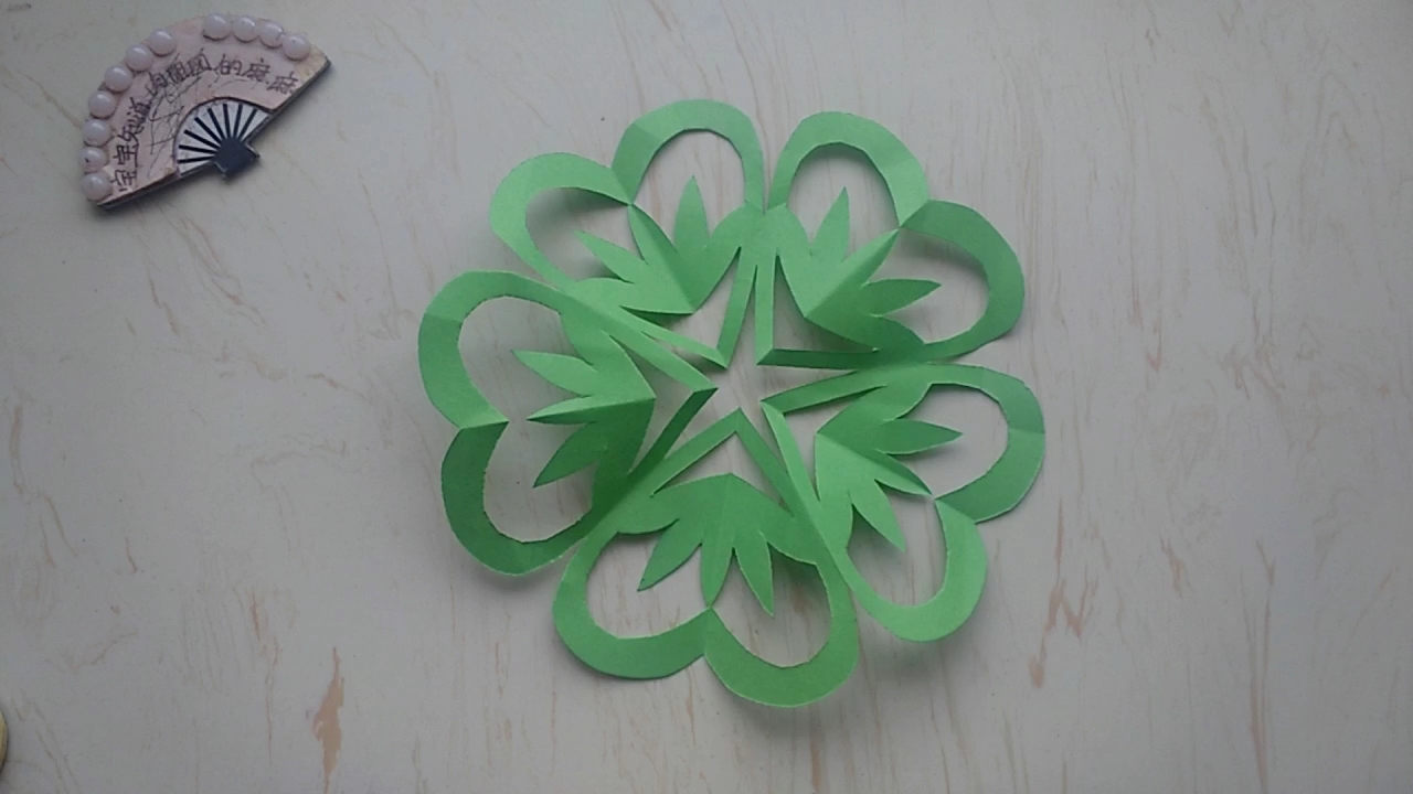 手艺秀漂亮的绿色爱心小草剪纸