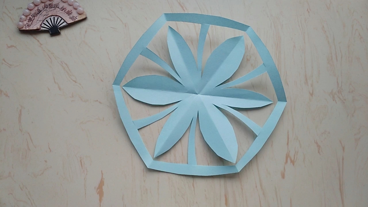 [手艺秀]漂亮的三折纸清新脱俗团花教程