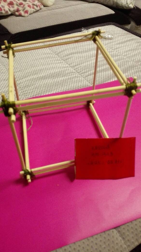 把固定好的四根筷子的另一端绑在另一个方形上,固定后就是下面这个