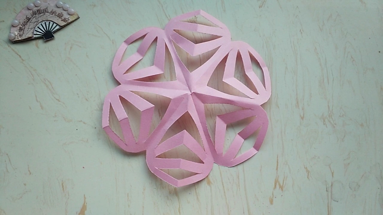 [手工剪纸]粉色六瓣花剪纸窗花教程