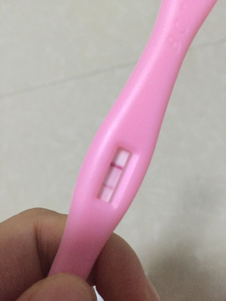 这个月姨妈迟了九天.晚上就拿验孕棒测出这个.