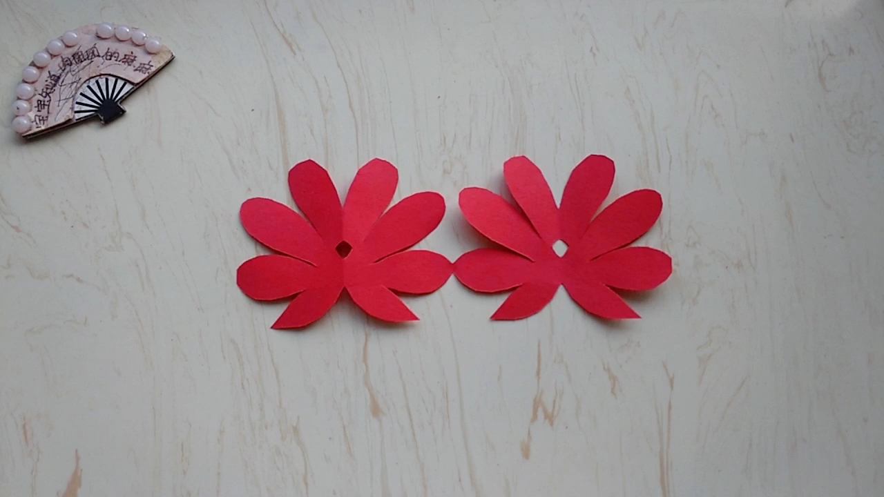 [手艺秀]对折纸剪漂亮两朵小红花