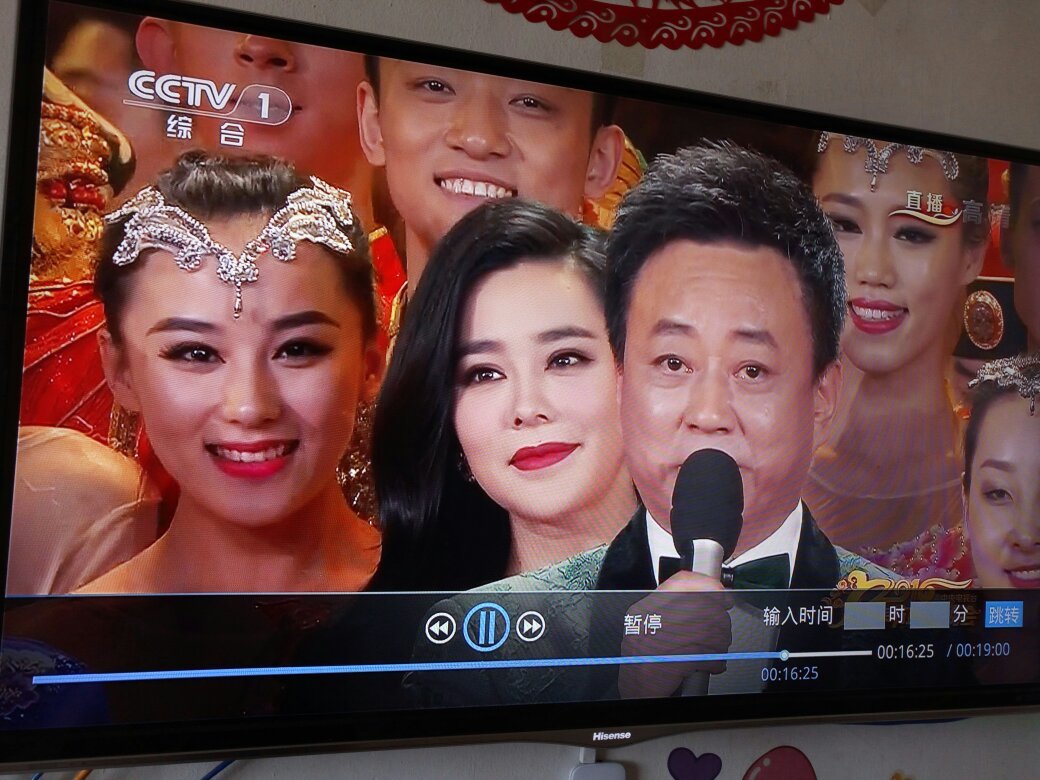 今年春晚结束时站在朱军坐边的女孩叫什么?