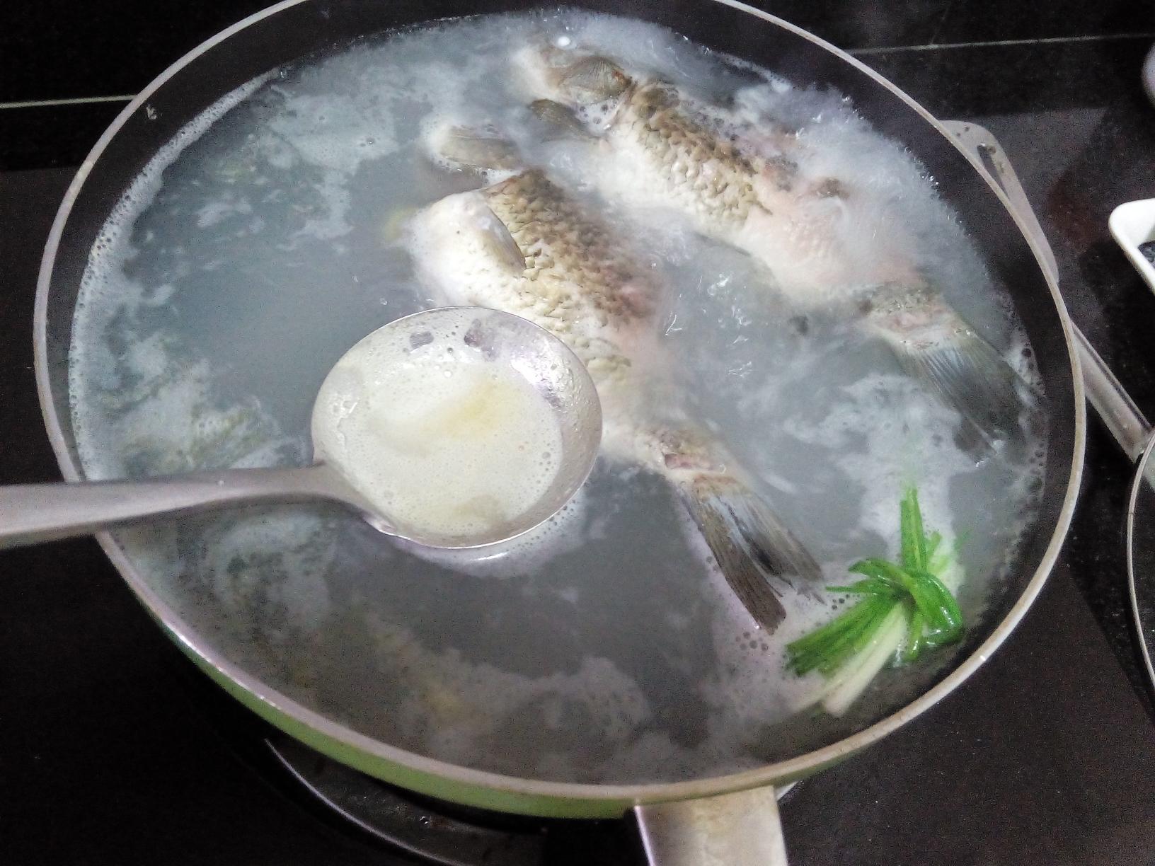 [营养膳食]清炖鲫鱼汤