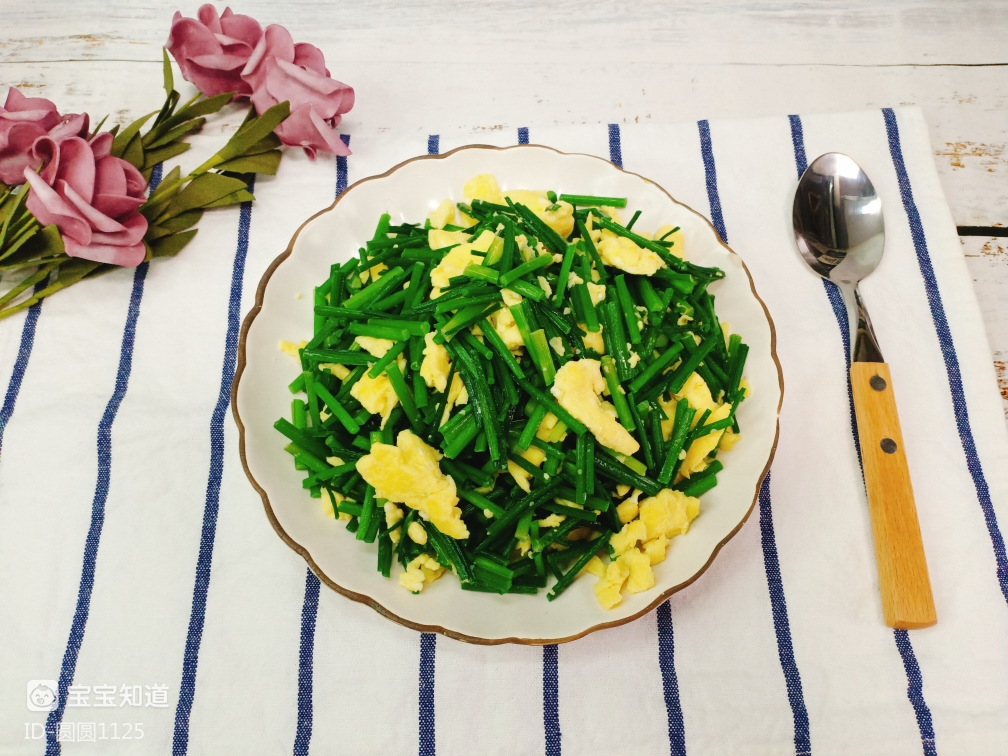 每日餐桌家常快手菜简单又好吃的香葶炒鸡蛋