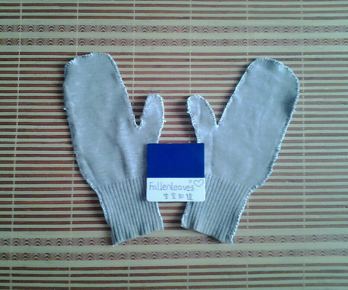 8, 手套两片对叠,翻到另一面进行缝合.