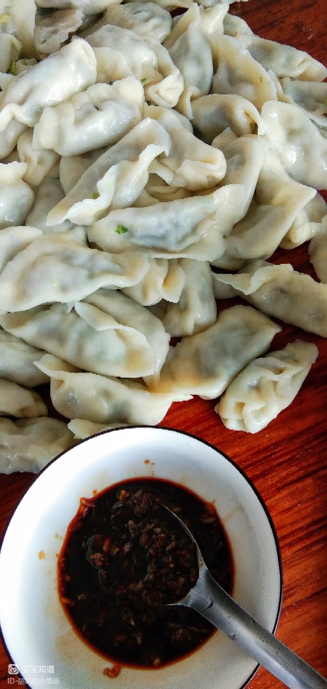 每日餐桌蘑菇白菜肉馅的饺子很鲜嫩哦