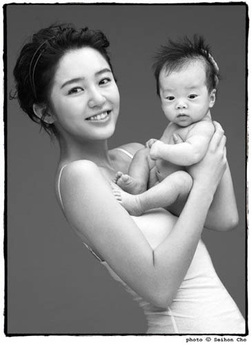 韩国明星抱着婴儿拍的照片 百度宝宝知道 