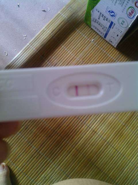 为什么怀孕快两个月了,刚用早孕试纸试了,检测线为什么还这么淡?