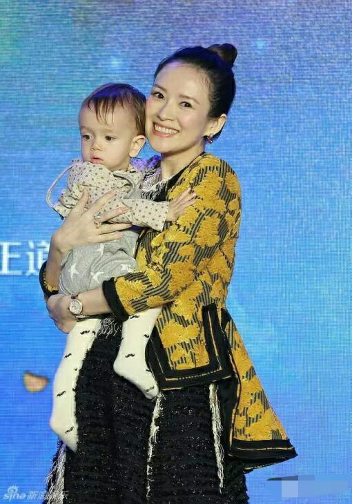 12楼 能看的粗来章子怡还是很喜欢孩子的呢
