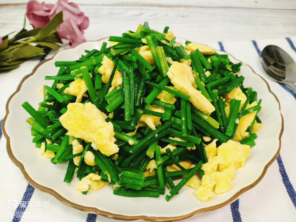 每日餐桌家常快手菜简单又好吃的香葶炒鸡蛋