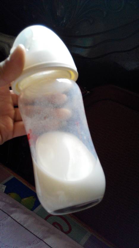 为什么奶粉泡好瓶子上有这样的小粉末,怎么回事