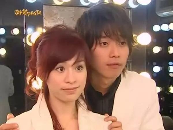 为了维护何群的正能量形象,经纪人只好将计就计,让何群与成晓诗