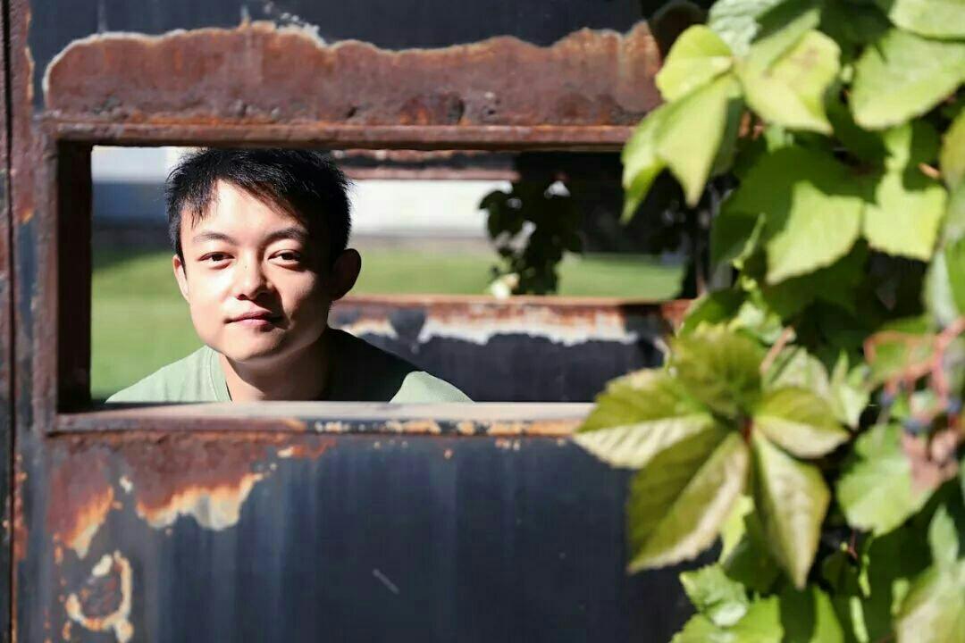 现在,万国鹏每年还会回到横店拍戏,那里的街头让他熟悉又陌生。万国鹏