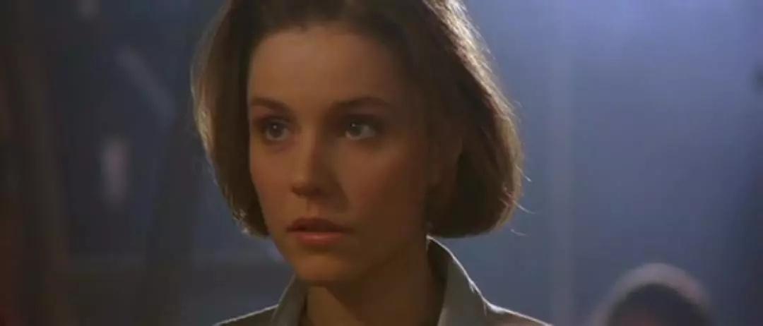 这部电影就是95年上映的惊悚佳作——《无声言证》比电竞莉是一个哑巴，