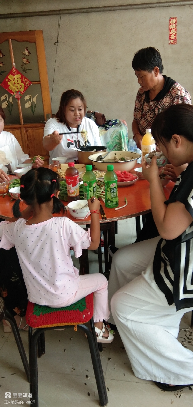一起吃饭多热闹 这是大爷一家人回来的第二天,在我们家吃饭,二姐夫