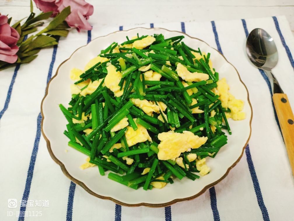 每日餐桌家常快手菜简单又好吃的香葶炒鸡蛋