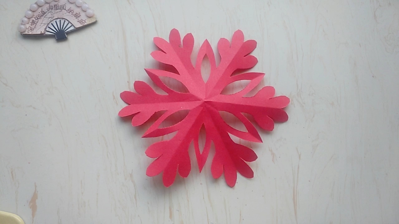 [手工剪纸]红色桑树叶子剪纸窗花很漂亮