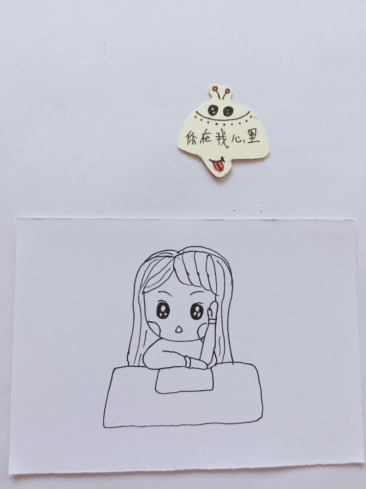 画画秀趴在桌子上的小姑娘