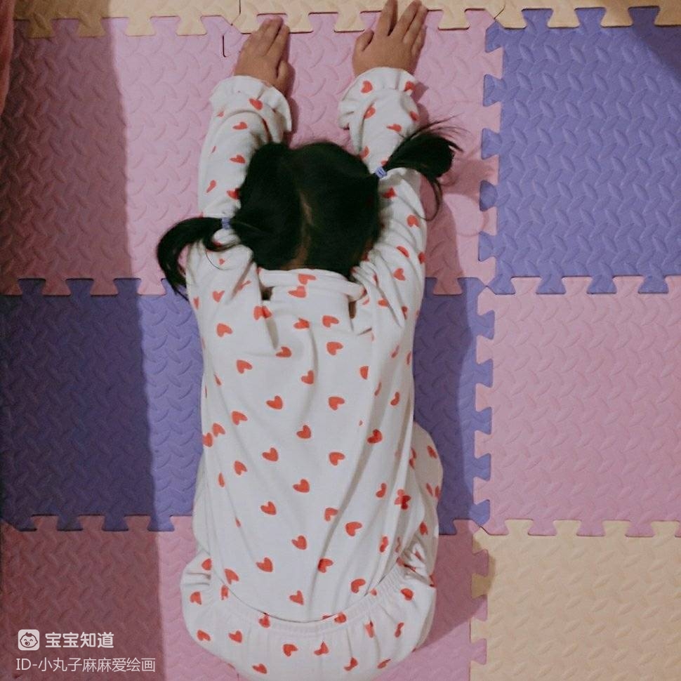 晒萌娃练瑜伽的小丸子有模有样的