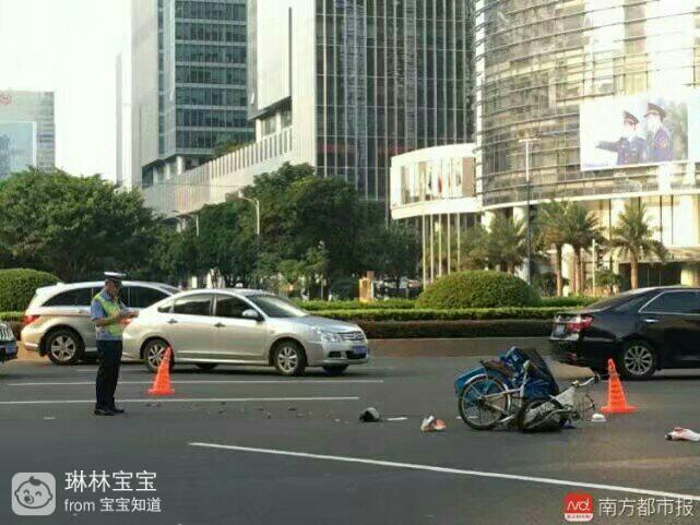 [同城播报]广州一骑车外卖小哥被粤a宝马车撞飞
