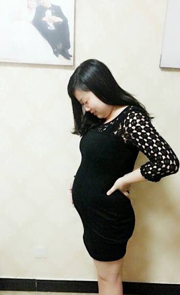 怀孕十周,肚子看着像是五个月似的 自从怀孕后,一直食欲不振,体重并没