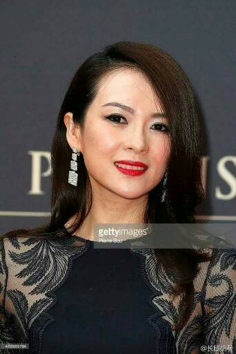 18楼 章子怡  皮肤状态还是不错,脸上雀斑很明显,没有那么白