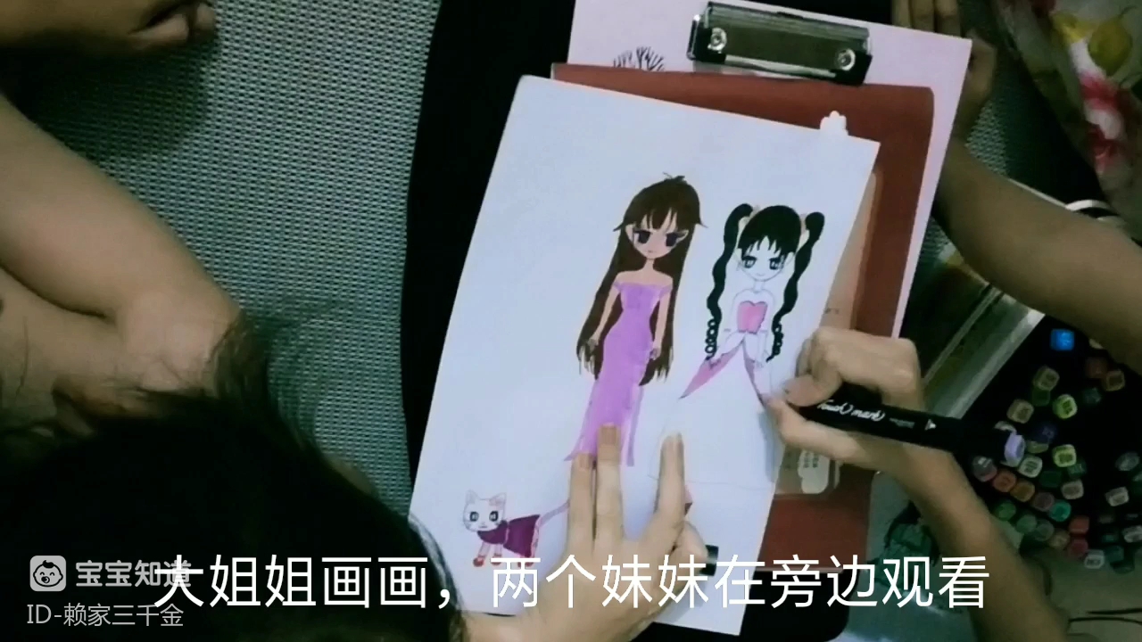 大姐姐画画,两个妹妹在旁边观看,等着姐姐画好给她们一人一个美女