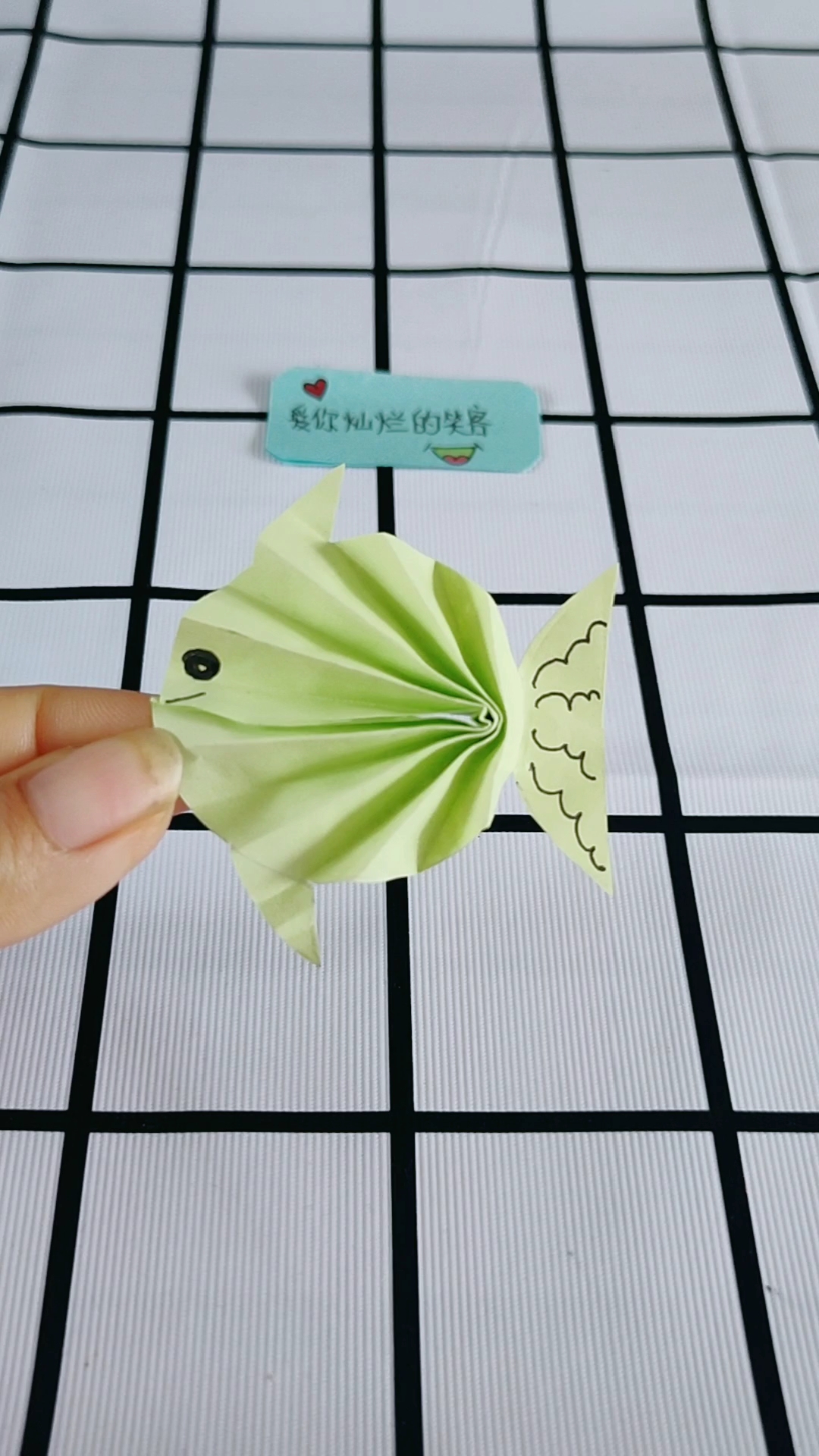 [亲子手工]一张纸教你折扇子小鱼