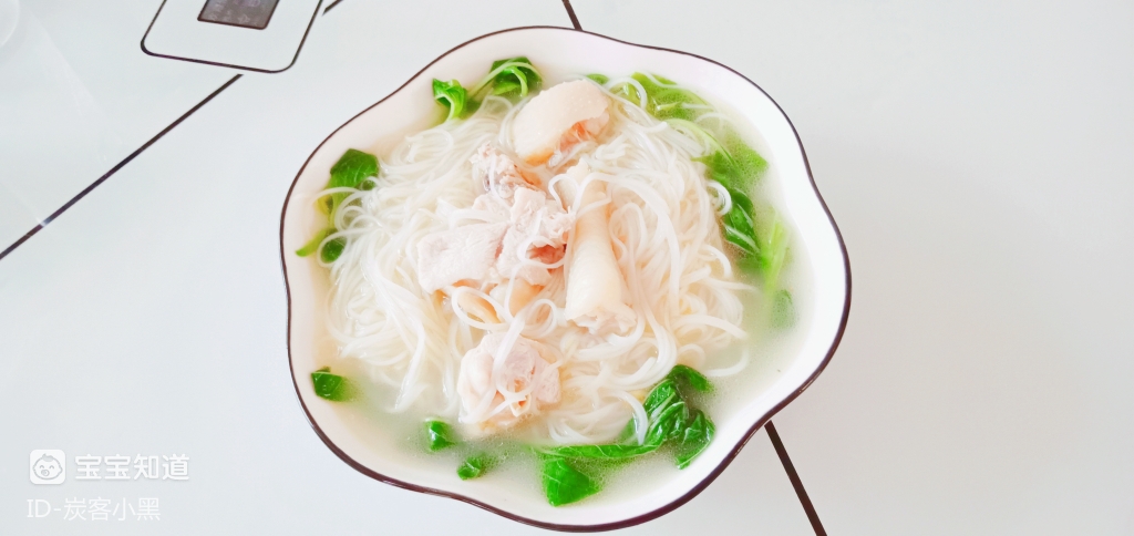 早餐打卡鸡肉青菜汤粉
