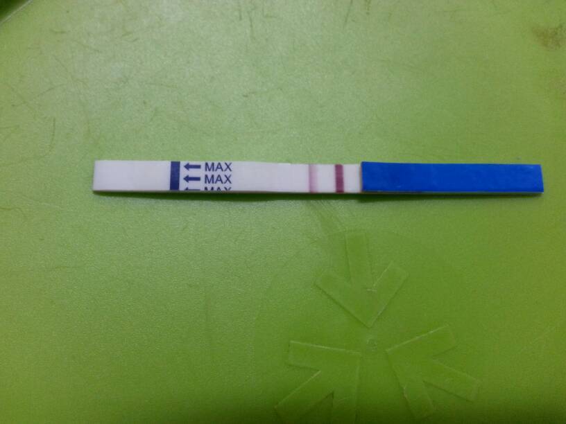 应该是弱阳性的,考虑是已经怀孕,如果对早孕试纸检测的结果不放心,是