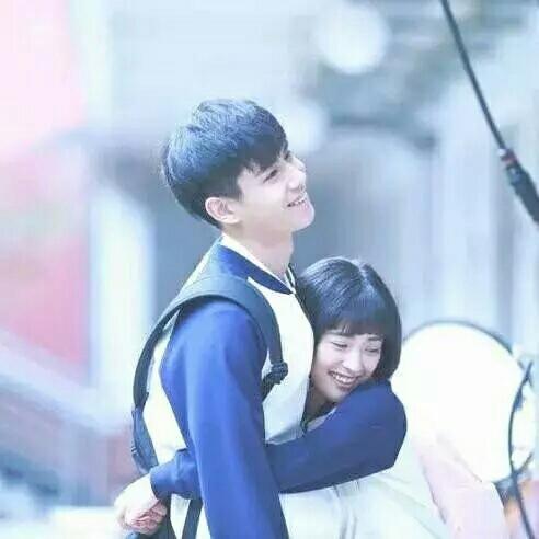 《小美好》改编自赵乾乾的同名小说，讲述了一个元气“傻白甜”少女陈小