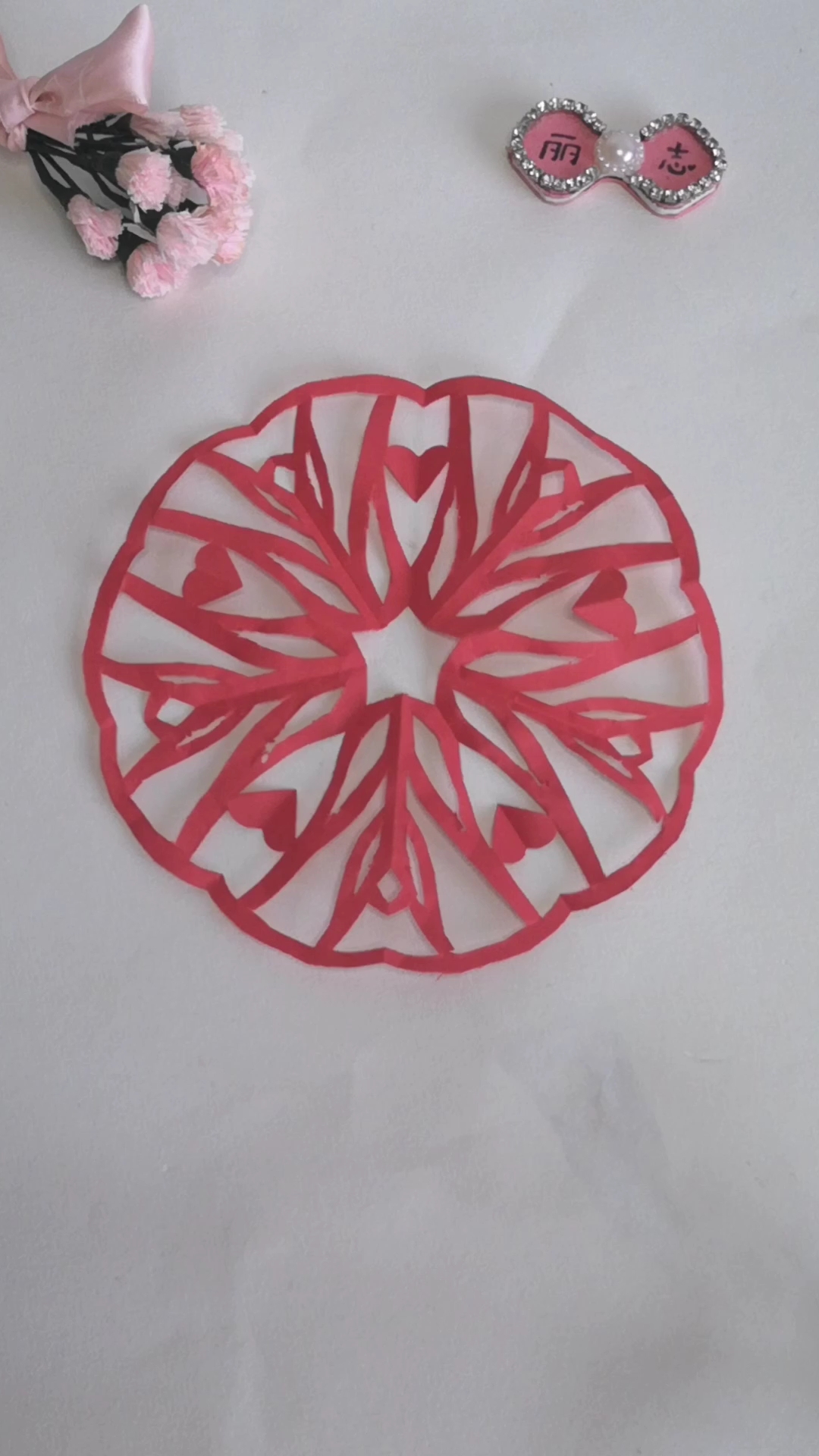 精 剪纸:这款剪纸中间有个五角形的图案