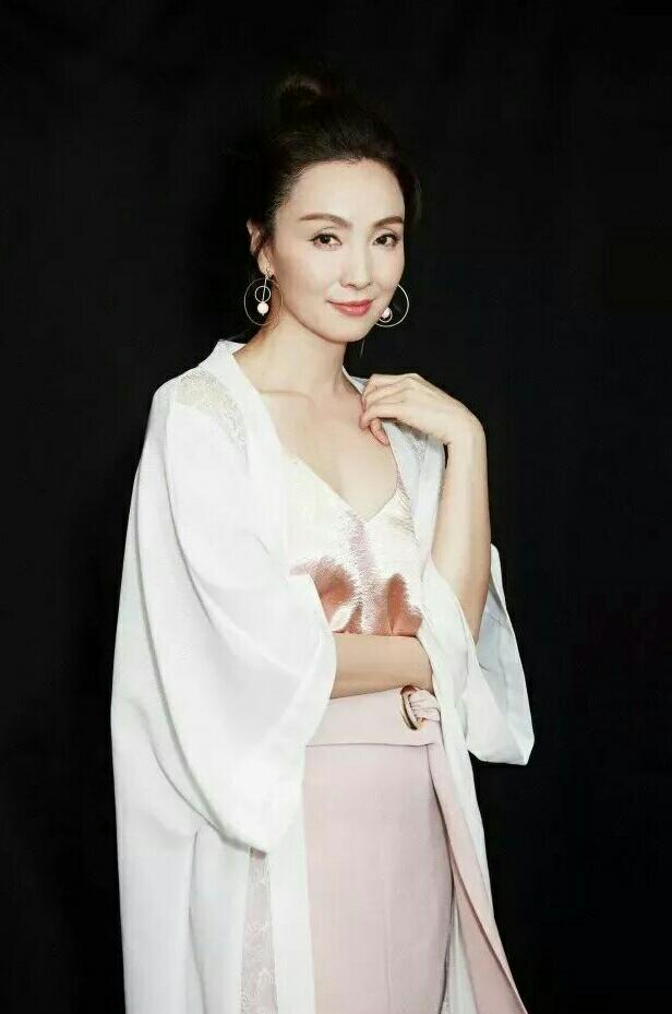 [人物风采]从女神到人妻到被出轨,哪怕容颜易老,她依然少女感十足