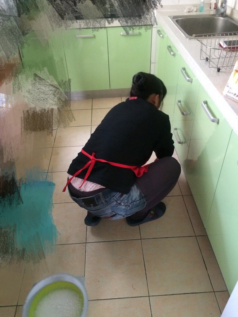 9楼 蹲着擦地,还是值得肯定的～  擦得挺干净的[大拇指]